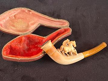 Antieke Meerschaum Pijp met Paarden in Originele Doos beschikbaar voor biedingen