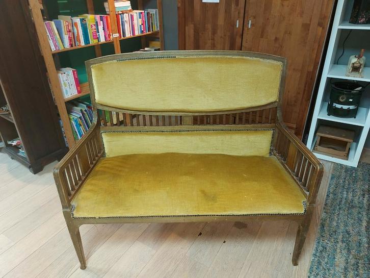 Oud bankje met lichtgroene bekleding, Antiek en Kunst, Antiek | Meubels | Stoelen en Banken, Ophalen of Verzenden