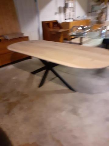 Massief eiken tafel,stadion model ,verjongd .NIEUW. beschikbaar voor biedingen