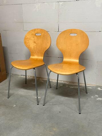 2 Houten Stoelen - Doe een Bod! beschikbaar voor biedingen