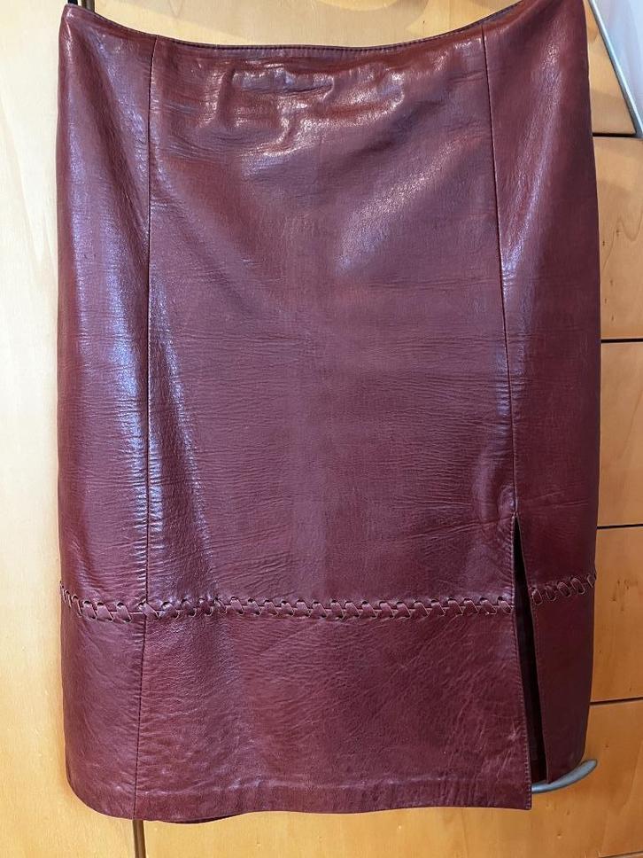 Bruine / wijnrode leren rok Carla V - Medium, Kleding | Dames, Rokken, Zo goed als nieuw, Maat 38/40 (M), Bruin, Knielengte, Ophalen of Verzenden