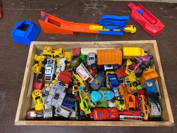 Kistje met Matchbox, Hotwheels en Majorette auto’s beschikbaar voor biedingen