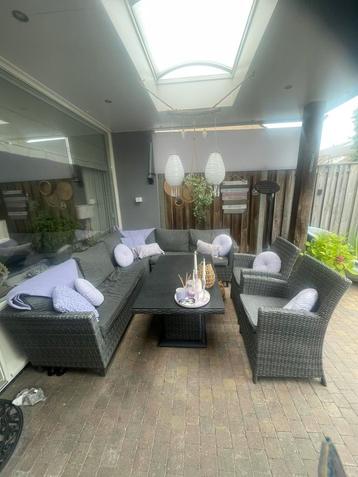Grijze lounge hoekbank met stoelen. Zonder de tafel. beschikbaar voor biedingen