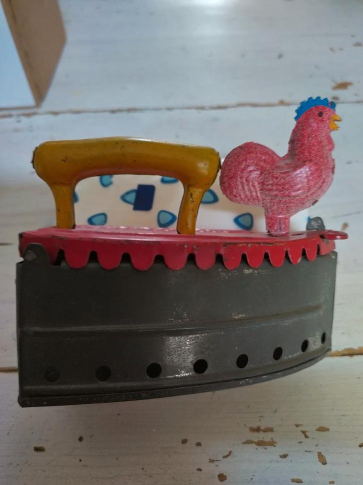 Vintage metalen speelgoed strijkijzer met haan, Antiek en Kunst, Antiek | Speelgoed, Ophalen of Verzenden