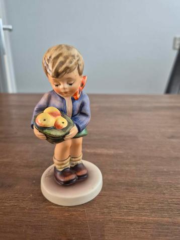 Een Goebel J.M.Hummel beeldje beschikbaar voor biedingen