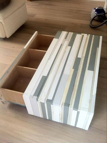 Houten verrijdbare salontafel beschikbaar voor biedingen
