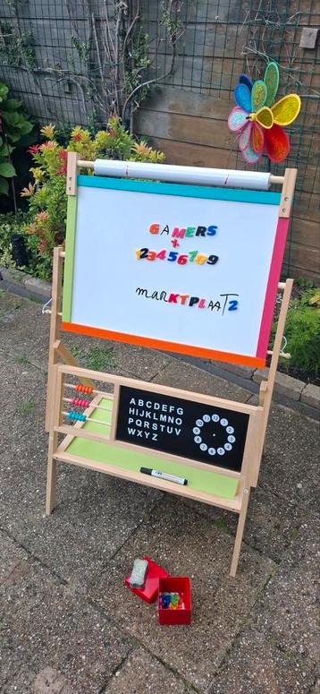 Krijtbord en magnetisch whitebord beschikbaar voor biedingen