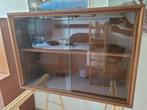Vintage Formule Meubelen; vitrine kast met glazen deurtjes, Huis en Inrichting, Kasten | Vitrinekasten, Ophalen, Gebruikt, 25 tot 50 cm