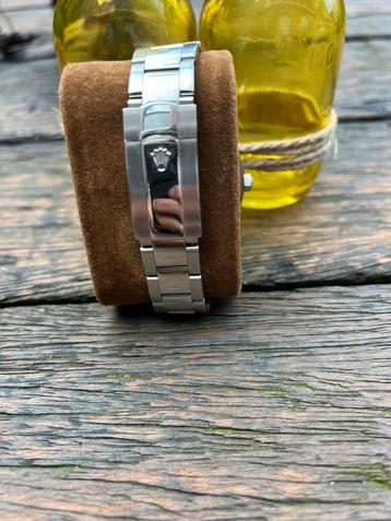 Horloge date just met groene wijzerplaat beschikbaar voor biedingen