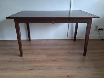 Eettafel, bruin geschilderd, 140x80x77 (lxbxh) met lade beschikbaar voor biedingen