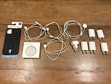 Collectie voornamelijk Apple kabels en laders, iPhone hoesje beschikbaar voor biedingen