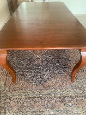 Mooie bijna nieuwe tafel beschikbaar voor biedingen