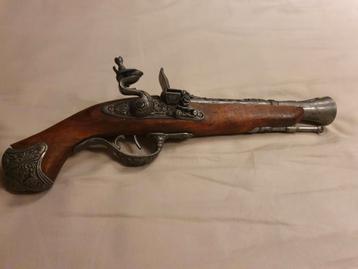 Antiek pistool, onklaargemaakt revolver  beschikbaar voor biedingen
