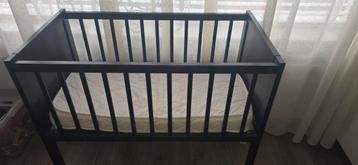 Wiegje zwart incl. matras en organizer  beschikbaar voor biedingen