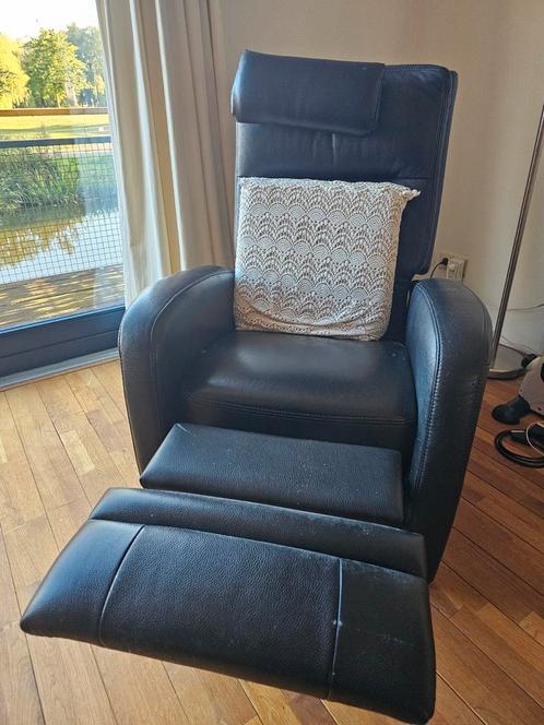 Comfortabele opsta-/sta-op stoel – zwart leer, elektrisch, Huis en Inrichting, Fauteuils, Gebruikt, Leer, 50 tot 75 cm, Minder dan 75 cm
