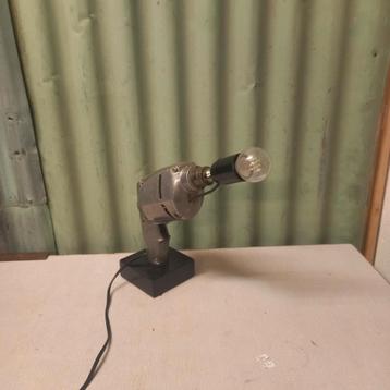 Industriële lamp van oude boormachine- upcycling-mancave  beschikbaar voor biedingen