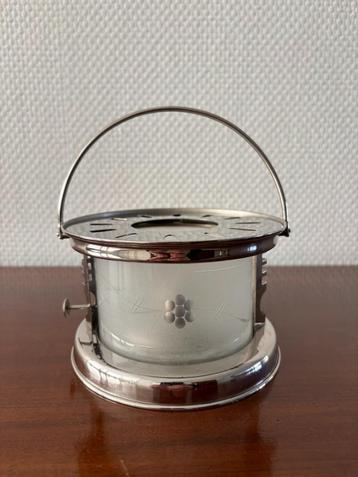 Art Deco verchroomd metalen theelichtje met gesatineerd glas beschikbaar voor biedingen