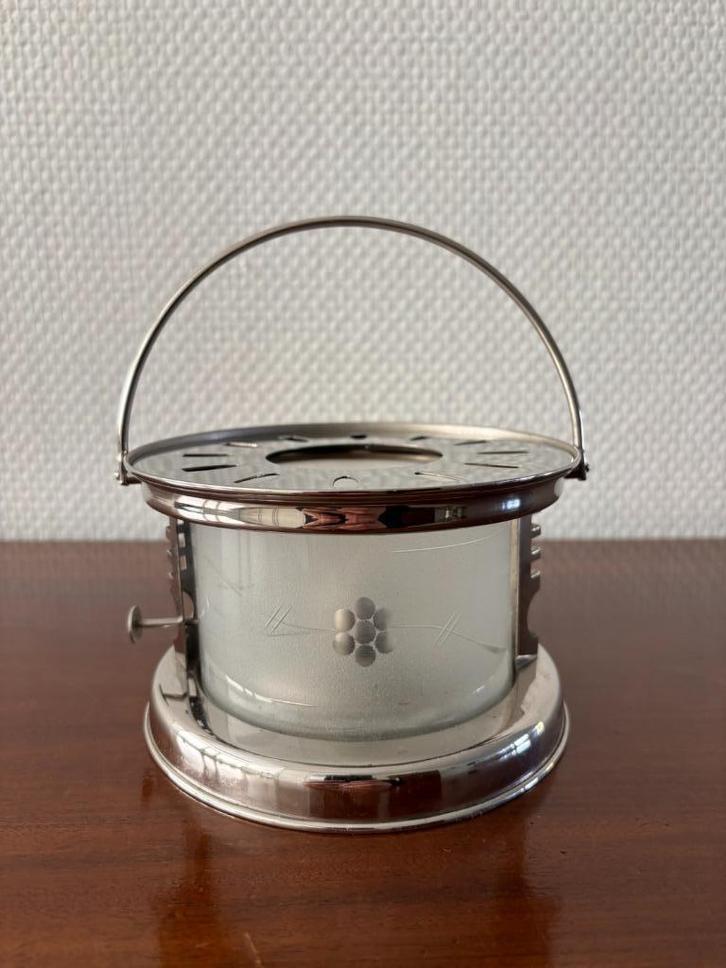 Art Deco verchroomd metalen theelichtje met gesatineerd glas, Antiek en Kunst, Antiek | Keukenbenodigdheden, Ophalen of Verzenden