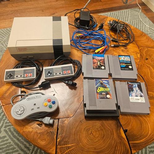 Nintendo NES compleet met 3 controllers en 4 spellen, Spelcomputers en Games, Spelcomputers | Nintendo NES, Gebruikt, Met 3 controllers of meer