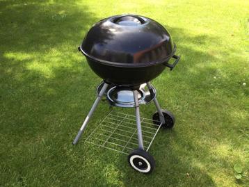Kogelbarbecue met houtskool beschikbaar voor biedingen