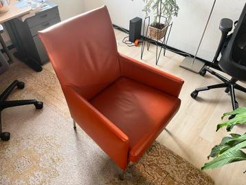 Oranje lederen fauteuil beschikbaar voor biedingen
