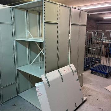 Witte metalen legbordstelling - 221 cm hoog, 6 meter breed, beschikbaar voor biedingen