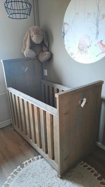 Nette steigerhouten babykamer beschikbaar voor biedingen