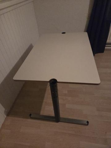 Gispen bureautafels beschikbaar voor biedingen