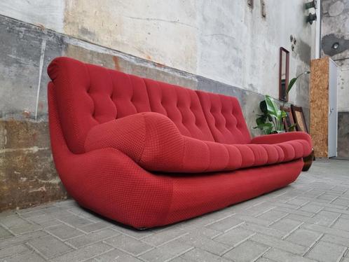 Jaren 80 Retro Rode Design Bank | Vintage 3-Zits Sofa Rood, Huis en Inrichting, Banken | Bankstellen, Gebruikt, Rechte bank, Driepersoons