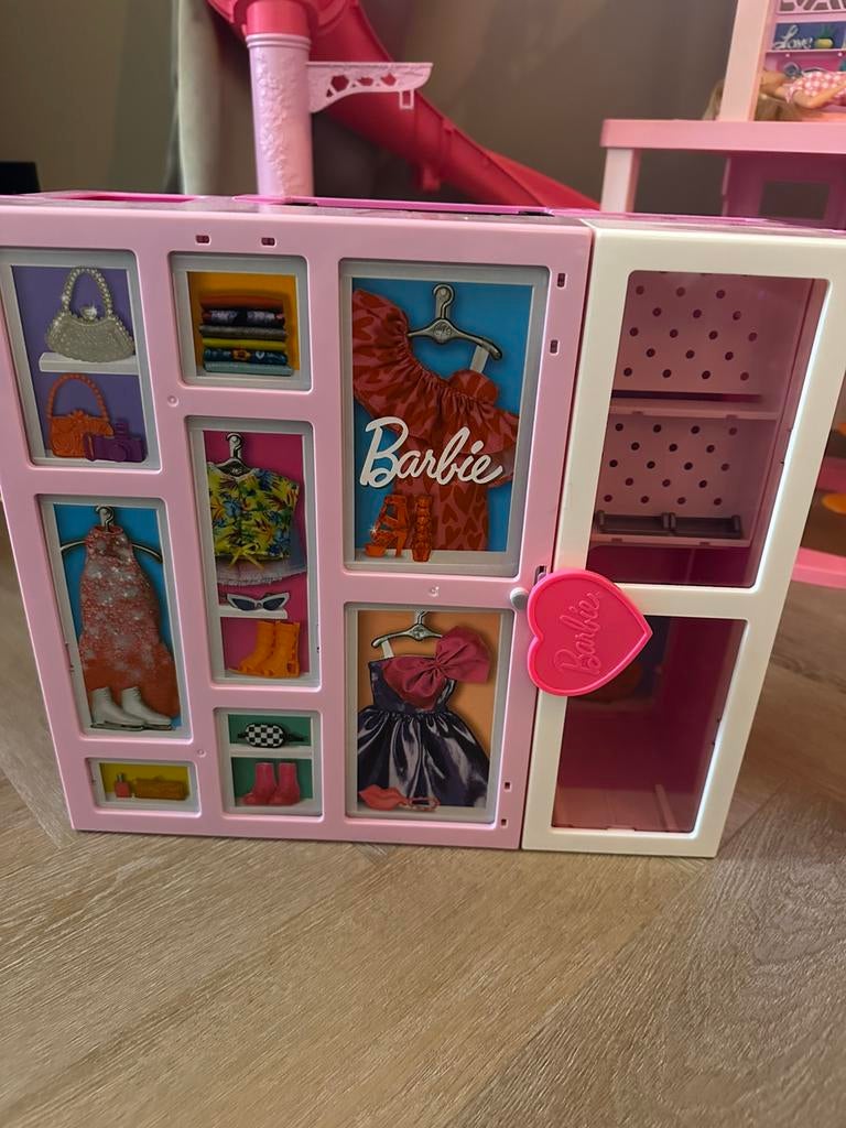 Meeneem barbie speelkoffer, Ophalen of Verzenden, Zo goed als nieuw, Toebehoren