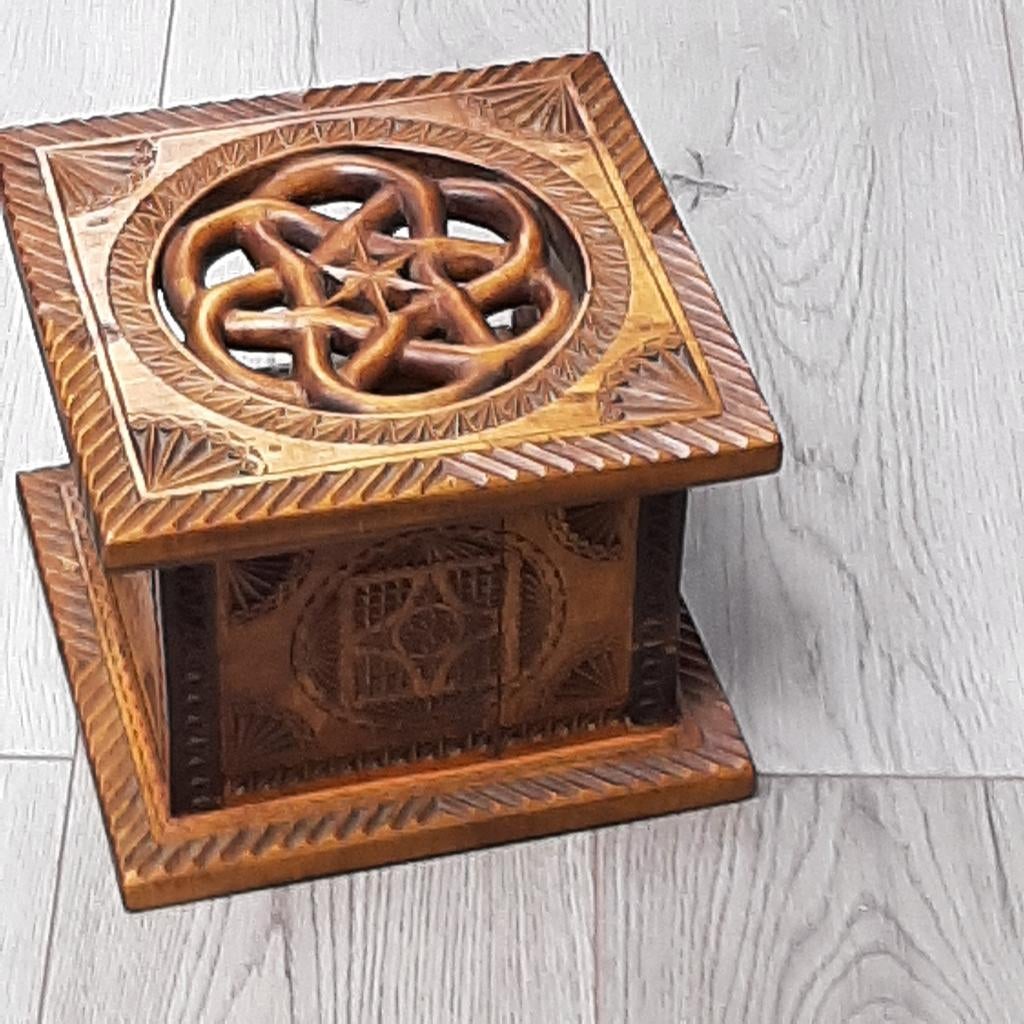 Fraai uitgewerkte stoof, materiaal onbekend vintage, Ophalen, Gebruikt, Overige materialen, Vintage