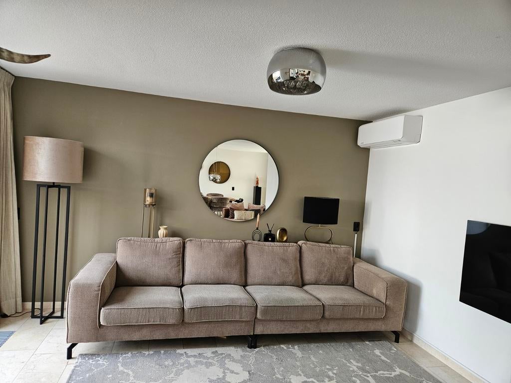 Comfortabele 4-zits bank in neutrale kleur, Huis en Inrichting, Banken | Bankstellen, Ophalen, Modern, Comfortabel, 75 tot 100 cm