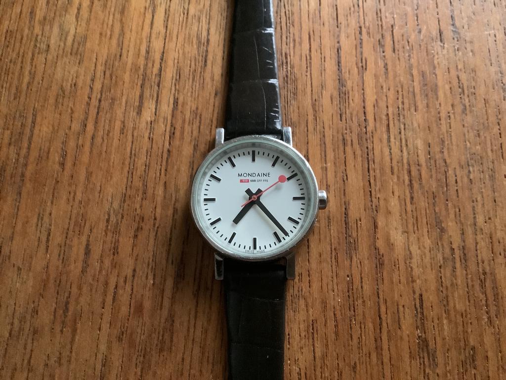 mondaine petit dameshorloge stationsklok met saffier glas, Leer, Staal, Polshorloge, Zo goed als nieuw