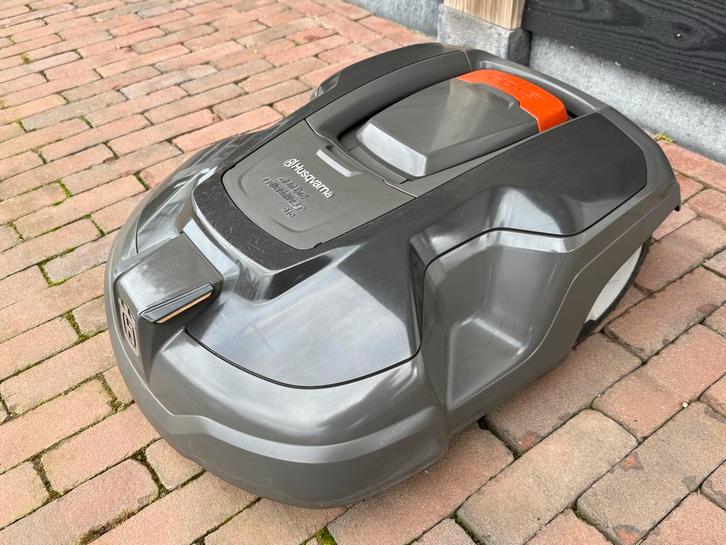 Robotmaaier Husqvarna Automower 310 + Garage, Tuin en Terras, Robotmaaiers, Gebruikt, 20 tot 25 cm, Ophalen