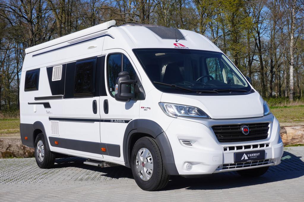 Adria TWIN 640 SL 130pk Cruise Control Trekhaak Standkachel, Caravans en Kamperen, Koelkast, 7 tot 8 meter, Bedrijf, Adria