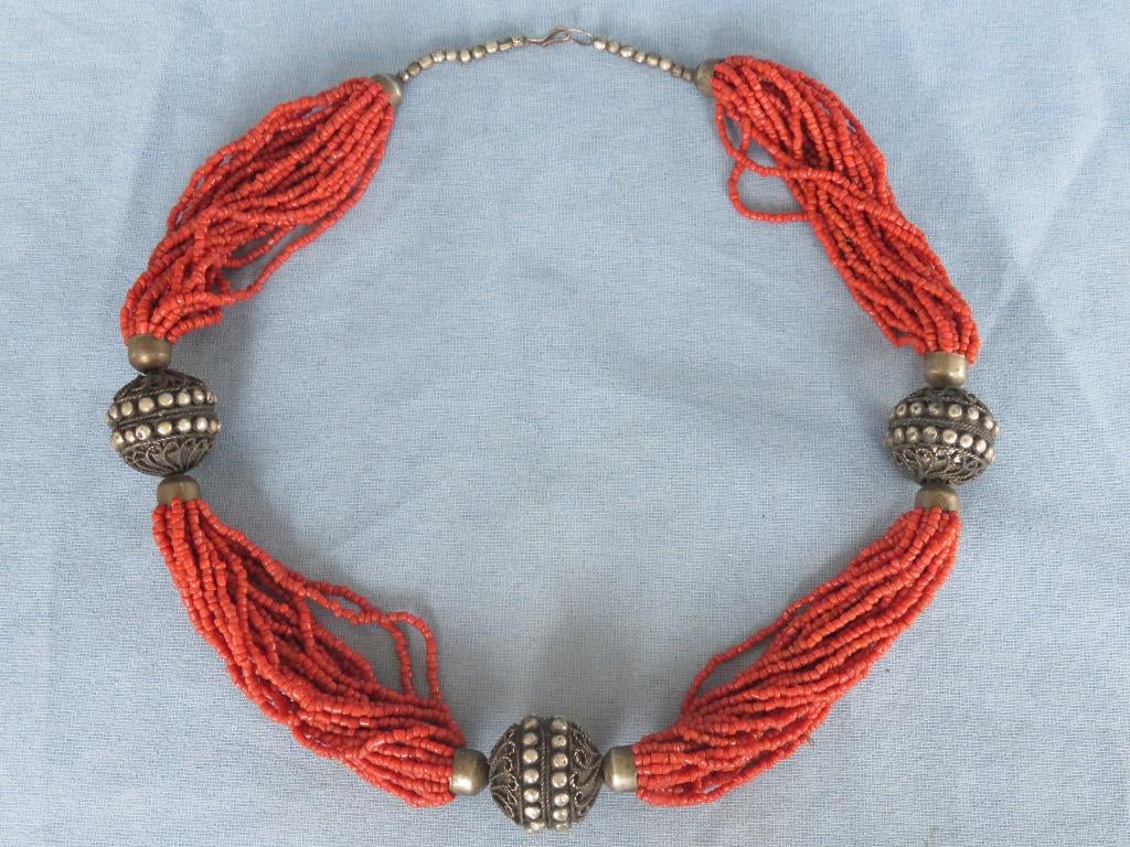 Tribaal hals ketting met rode kraaltjes - 19e - 20e eeuw, Sieraden, Tassen en Uiterlijk, Kettingen, Ophalen of Verzenden, Gebruikt