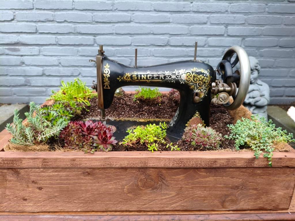 Unieke Singer naaimachine met plantjes, Tuin en Terras, Ophalen