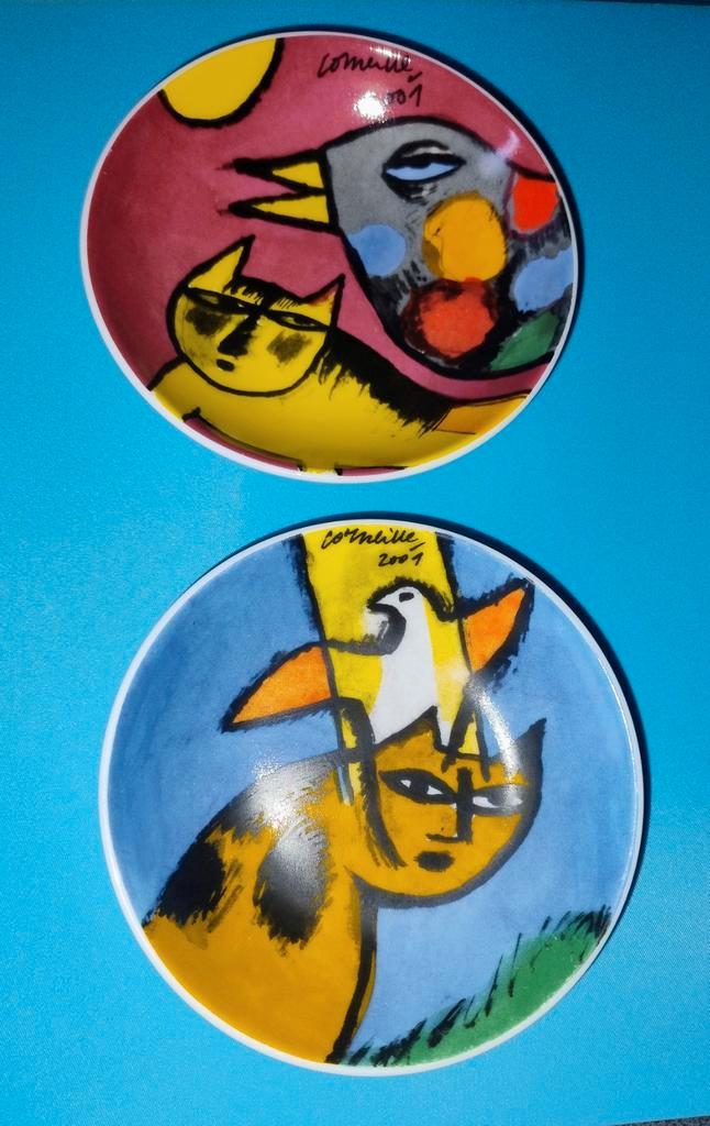 Corneille schaaltjes 2001 - Kat en Vogel ( nieuwstaat.), Antiek en Kunst, Antiek | Wandborden en Tegels, Ophalen of Verzenden
