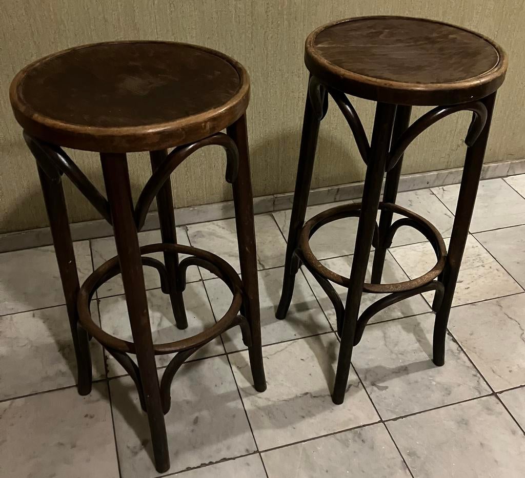 Twee houten barkrukken uit een gezellige kroeg, Huis en Inrichting, Gebruikt, Met voetsteun, 60 tot 90 cm, Ophalen of Verzenden