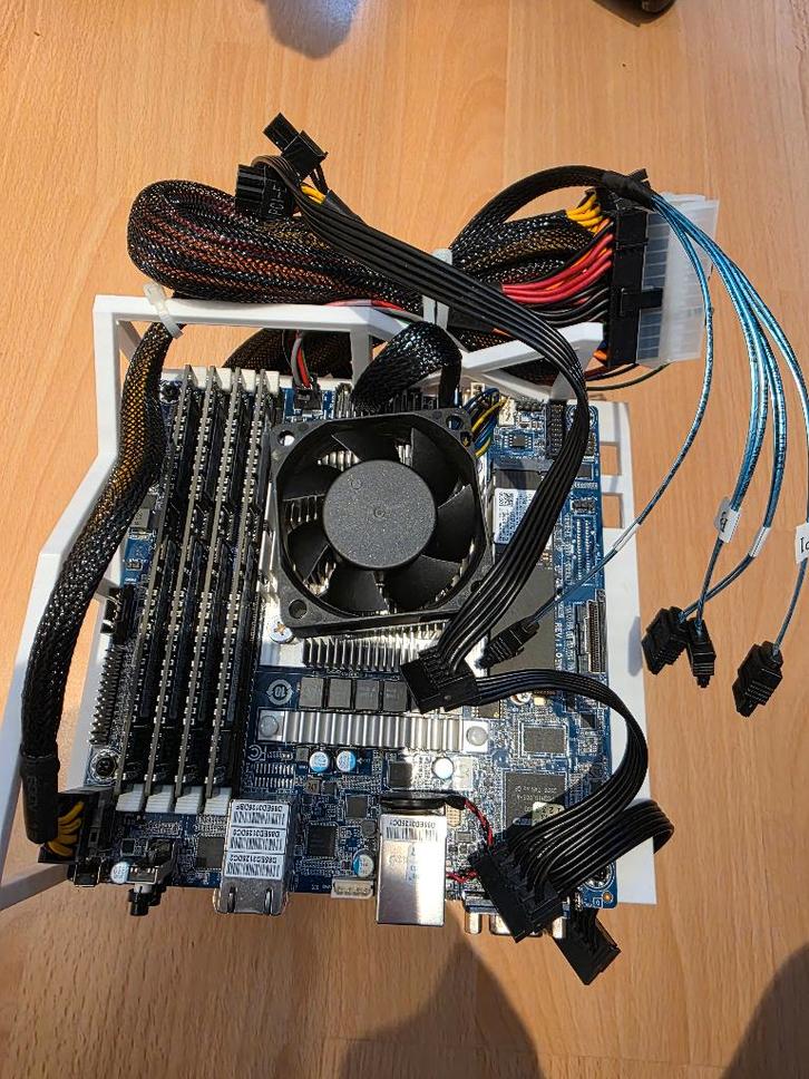 Gigabyte MJ11-EC1 - AMD EPYC 3151 + Memory + SSD, Computers en Software, Moederborden, Gebruikt, AMD, DDR4, Ophalen of Verzenden