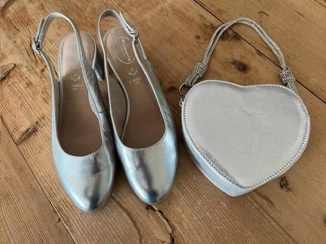 Tamaris, zgan zilveren slingbacks (41) met zilveren tasje, Kleding | Dames, Schoenen, Zo goed als nieuw, Schoenen met lage hakken