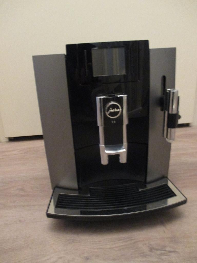 Jura Inox E8, Witgoed en Apparatuur, Koffiezetapparaten, Ophalen, Gebruikt, 10 kopjes of meer, Koffiemachine