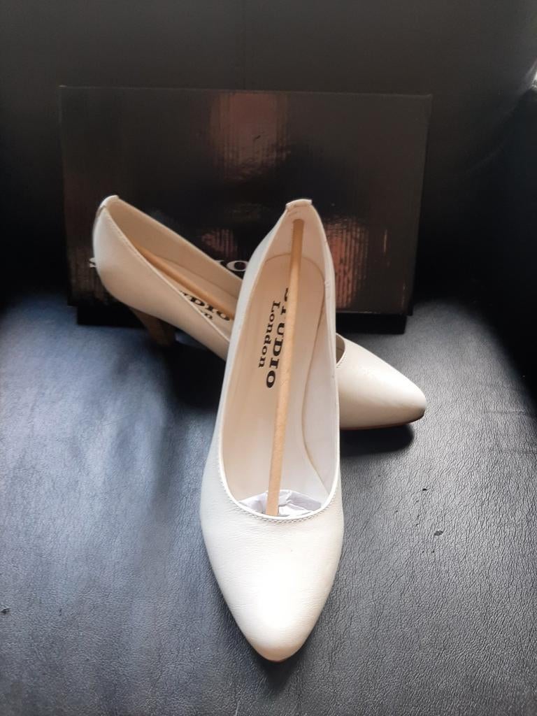 Nieuwe witte pumps van Studio London, maat 41, Ophalen of Verzenden