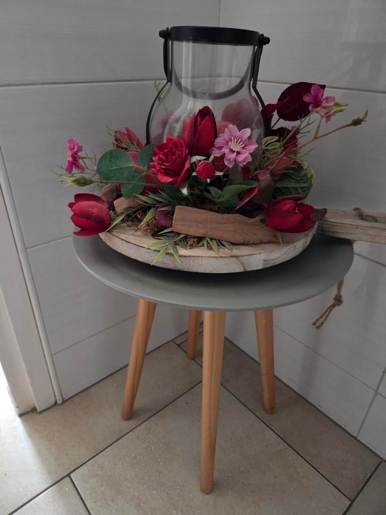 Decoratieve schaal met bloemen en lantaarn plus tafeltje, Huis en Inrichting, Ophalen, Hout, Meerkleurig, Landelijk