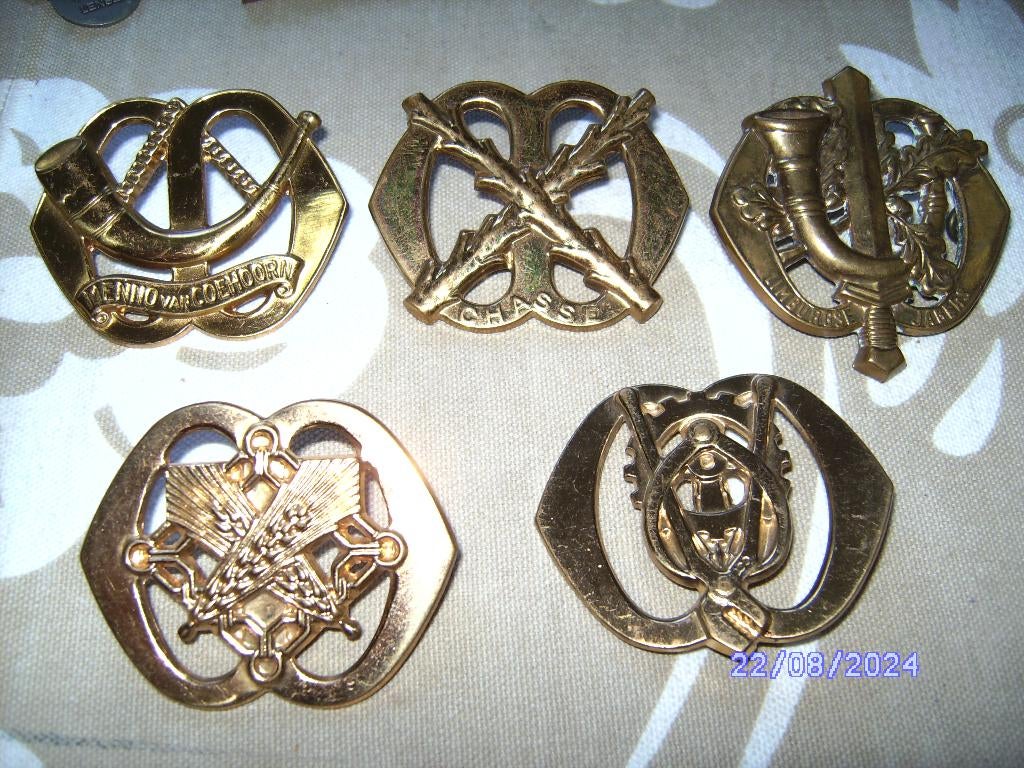 5 baret emblemen messing metaal militair defensie diverse, Ophalen of Verzenden, Landmacht, Nederland, Helm of Baret