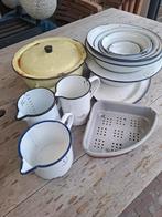 Doos met oude emaille schalen, gootsteenzeefje, maatkannen, Antiek en Kunst, Antiek | Servies compleet, Ophalen