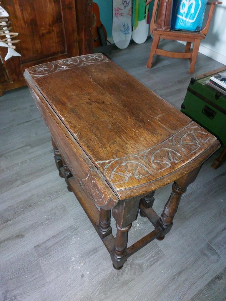 Houten klaptafel (hangoortafel) met houtsnijwerk, Ophalen