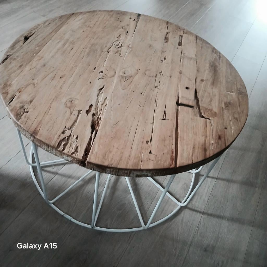 Houten salon tafel met witte ijzer poten, Huis en Inrichting, Tafels | Salontafels, 100 tot 150 cm, Minder dan 50 cm, Rechthoekig