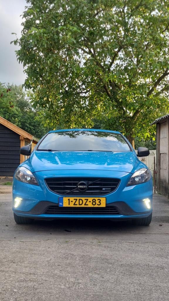 Volvo V40 D4 R-design, Auto's, Volvo, Voorwielaandrijving, Zwart, 4 cilinders, Blauw