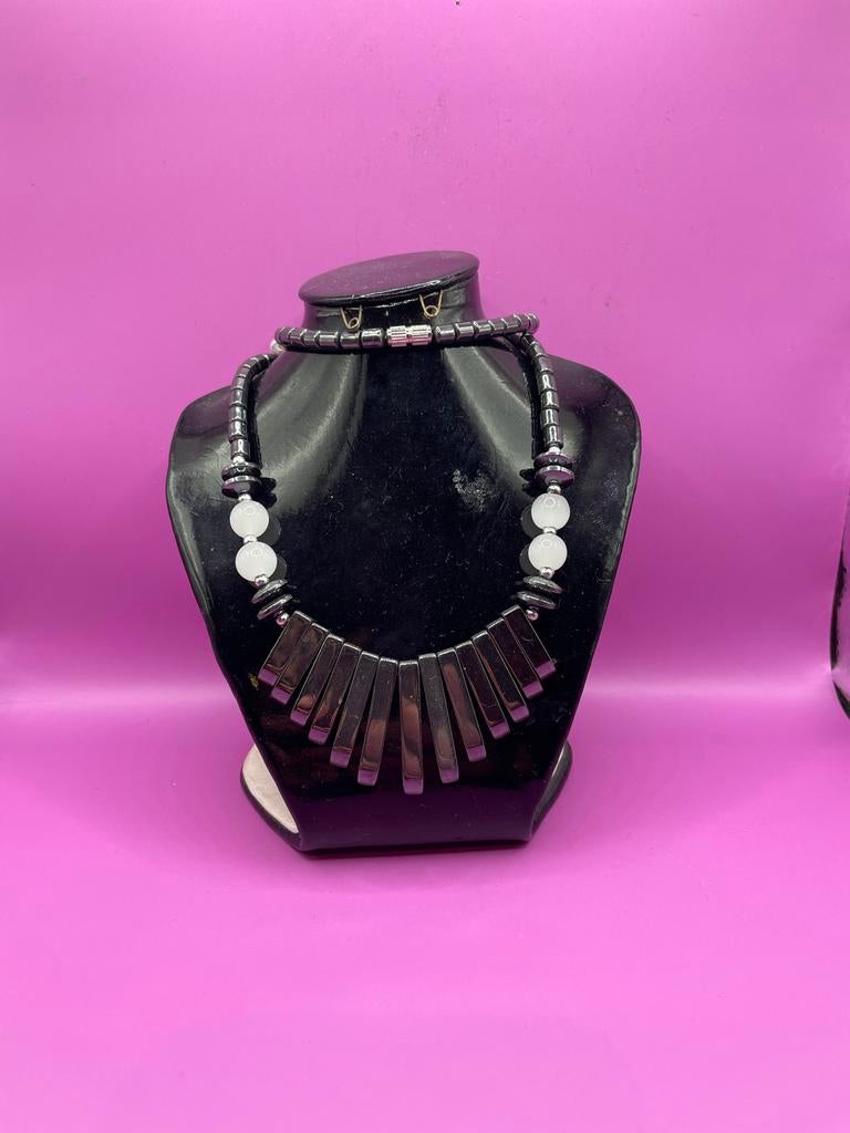 Ketting met donkergrijze kralen en waaiervormige hanger, Ophalen of Verzenden, Zo goed als nieuw, X, Grijs